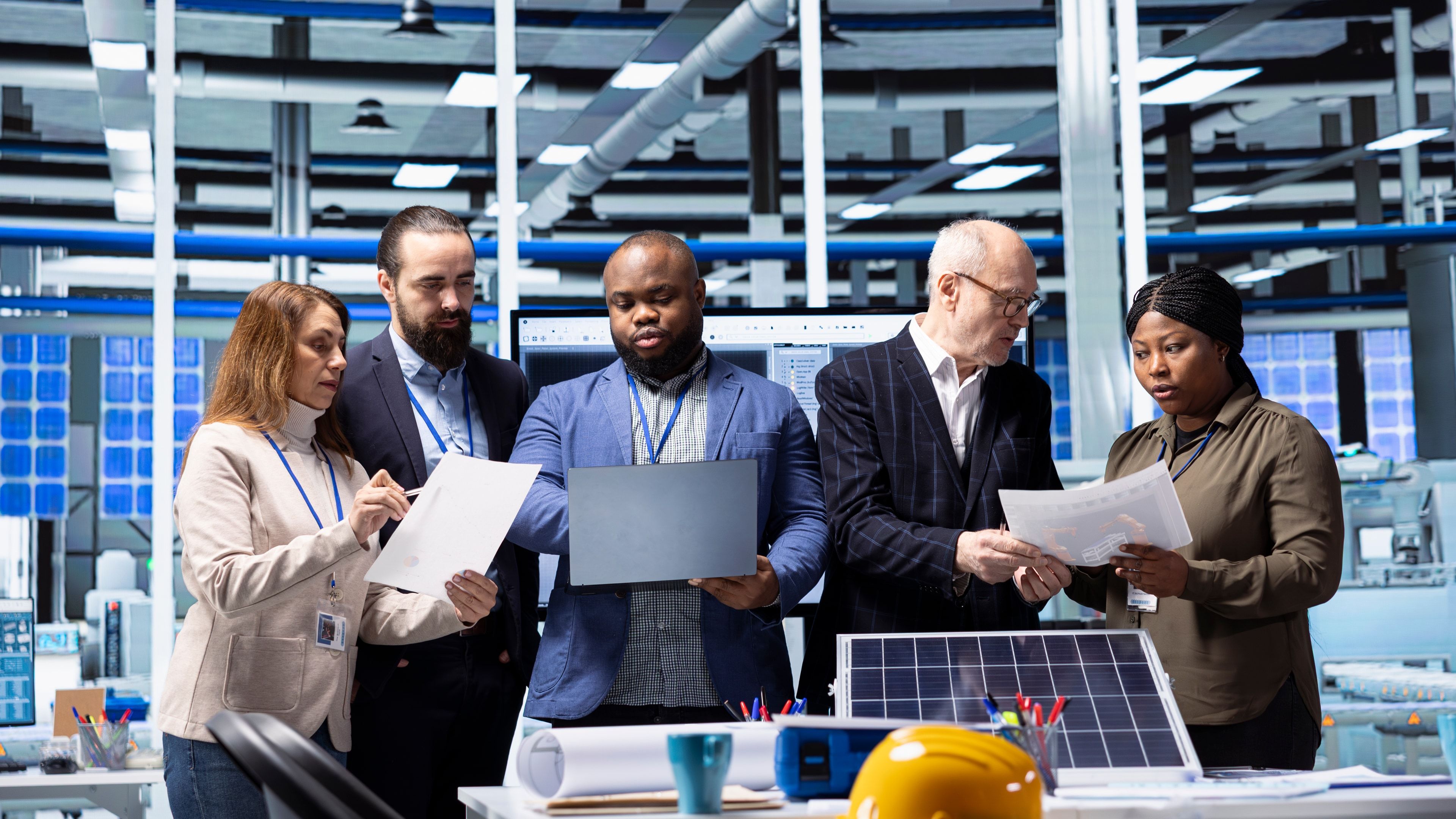 Reunión de comerciales industriales en planta de producción